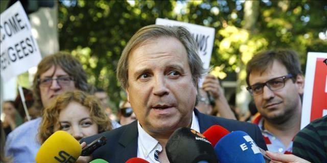 Carmona acusa a Podemos de "chantajear a España" pidiendo un referéndum en Cataluña