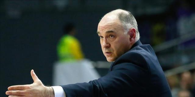 Pablo Laso recibe el premio como mejor entrenador de la temporada pasada