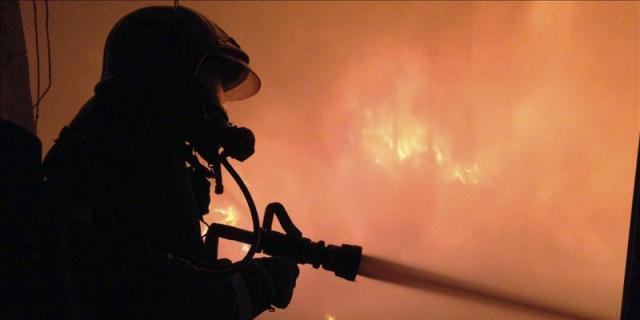 Tres personas intoxicadas leves por humo al incendiarse su vivienda en Parla