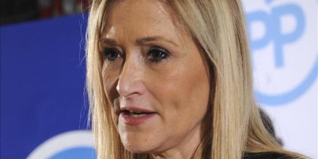 Cifuentes ve "infantil" la actitud de Podemos y cree que ningunea a Sánchez