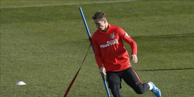 Torres toca balón, remata a portería y ultima su recuperación