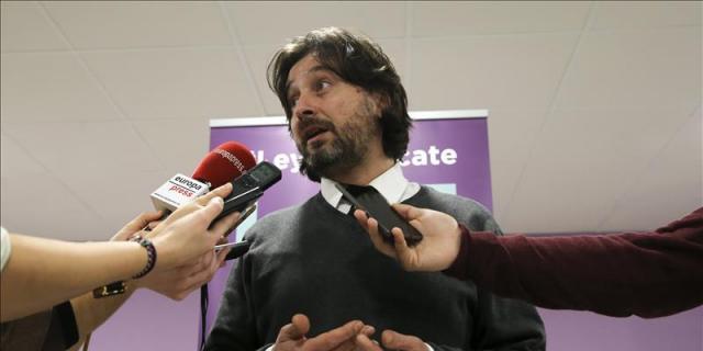 Los diputados de Podemos muestran su apoyo a 'los ocho de Airbus' en Getafe