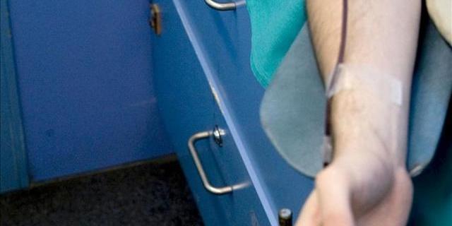 El Hospital de Torrejón premia a un donante con una camiseta del Real Madrid firmada