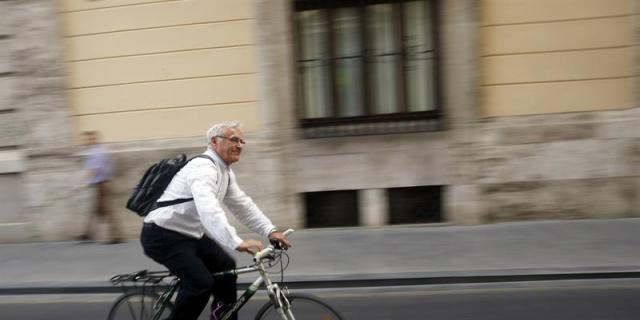 Los políticos ya no viajan (tanto) en coche oficial