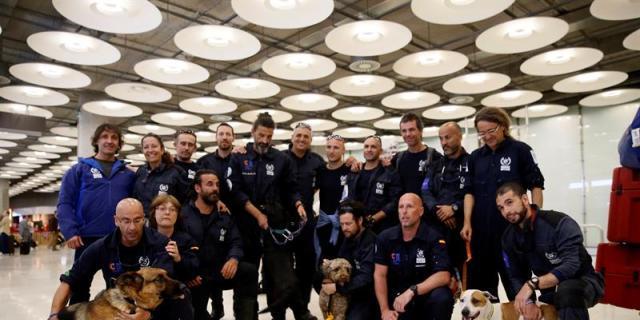 Bomberos regresan de Ecuador pidiendo más ayuda tras los daños del terremoto