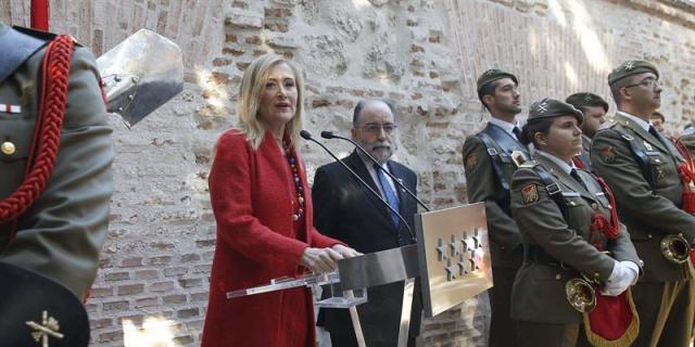 Cifuentes rinde homenaje a los caídos en 1808 en el cementerio de La Florida