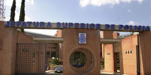 Dos policías de paisano detienen a los ladrones a punto de entrar en un chalé