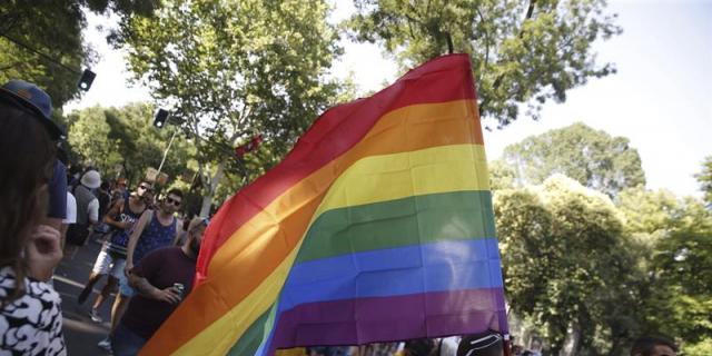 Colmenar celebra el Orgullo Gay pintando el arcoíris en los pasos de peatones