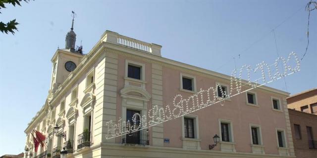 Empleados del Ayuntamiento de Alcalá de Henares interrumpen el pleno para pedir mejoras