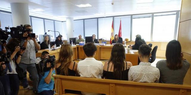 La líder de Femen defiende su "pacifismo" y acusa a los provida de atacarlas