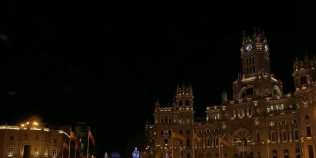 Una tubería rota obliga a cortar un carril lateral de la Castellana a la altura de Cibeles