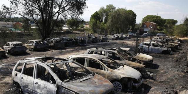 Arden 32 coches en un aparcamiento cerca del aeropuerto de Barajas