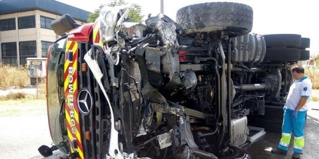 Un bombero, herido leve al volcar el camión que conducía en Fuenlabrada