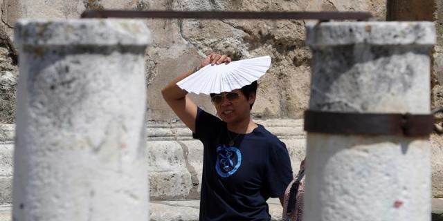 La Comunidad agradece a los turistas su visita a la región repartiendo abanicos