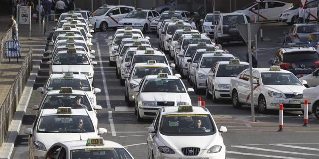El consejero de Transportes considera “muy buena noticia” la congelación de las tarifas del taxi