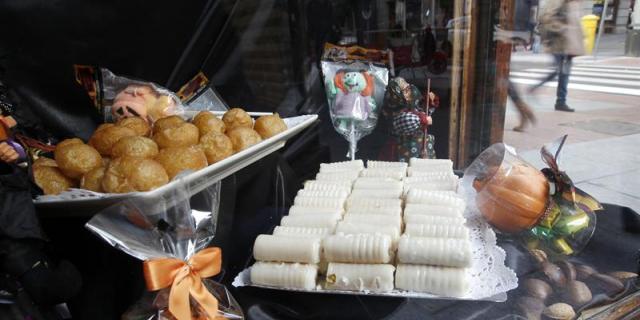 Casi 300.000 kilos de buñuelos y 100.000 de huesos de santo caerán estos días