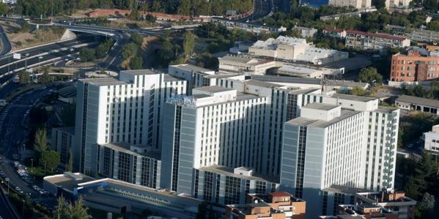 El Hospital Ramón y Cajal y los bomberos recaudan fondos contra el VIH