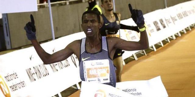 El eritreo Amsolom frustra una victoria española en los últimos metros