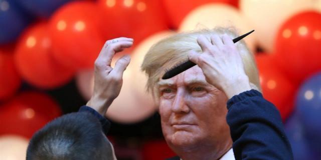 Enseña los pechos a la figura de Trump presentada en el Museo de Cera