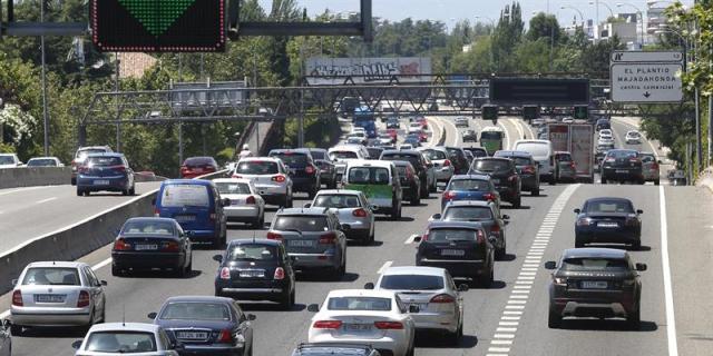 El incendio de dos coches corta la A-6 en sentido A Coruña en el kilómetro 16