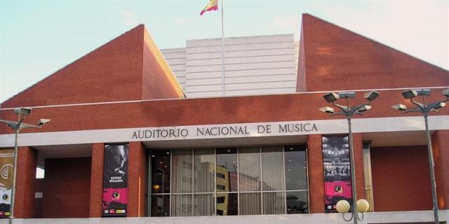Interrumpe a gritos un concierto y tira un móvil a la orquesta