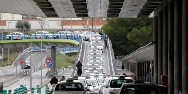 Los taxistas se muestran contrarios a Uber y lo diferencian de BlaBlaCar 