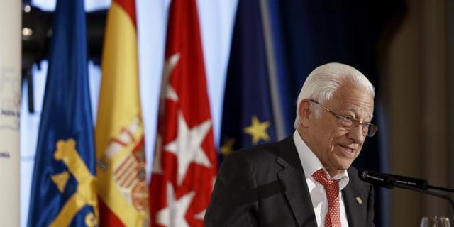 Políticos y personas sin techo desayunan juntos en el Ritz con el padre Ángel