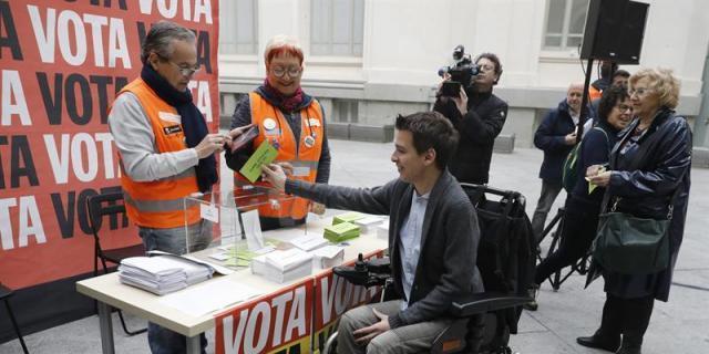 Carmena anima a los madrileños a votar en las consultas ciudadanas
