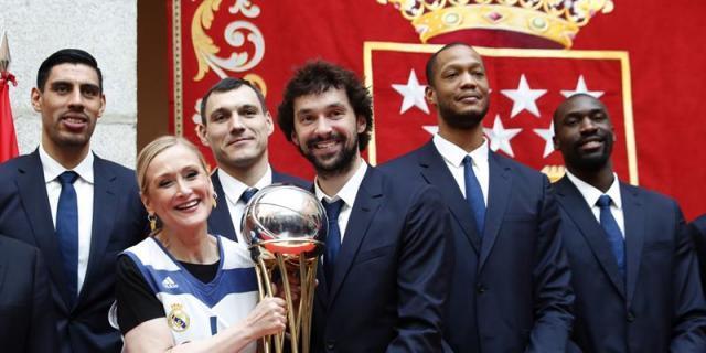 Cifuentes felicita al Real Madrid de Baloncesto por su victoria en la Copa del Rey