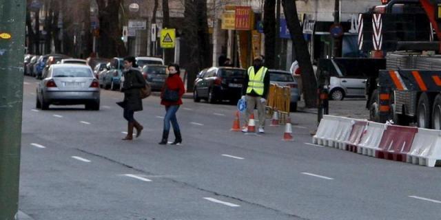 Patinador muy grave tras chocar contra un turismo estacionado en Bravo Murillo