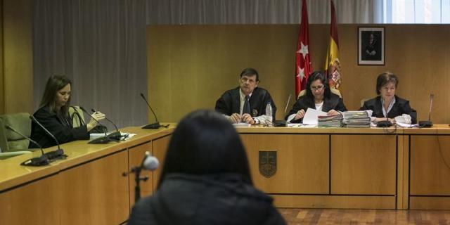 La madre que arrojó a su bebé a la basura pide perdón de rodillas al tribunal