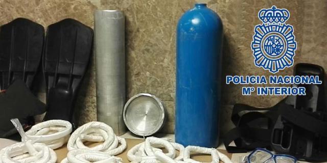 Detenido en Barajas por ocultar 3,6 kg de coca en una botella de buceo