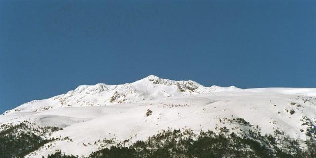 La Guardia Civil rescata a cuatro menores y ocho adultos en el Peñalara