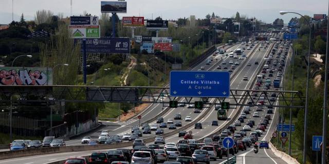 Un motorista muy grave tras chocar con trasera de camión en A-6