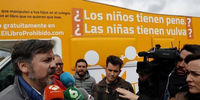 La Asamblea pide retirar la condición de entidad pública a Hazte Oír