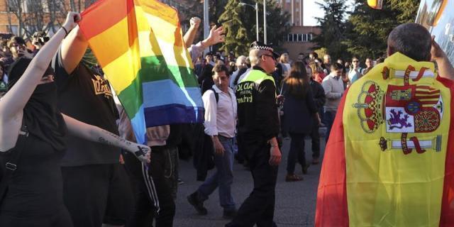 La Policía obliga al bús de HazteOir a salir de la Complutense entre gritos y tensión