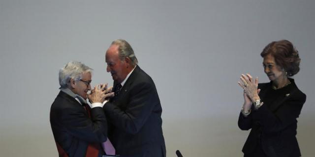 El Rey Juan Carlos impone la Gran Cruz de Alfonso X al exbanquero Luzón