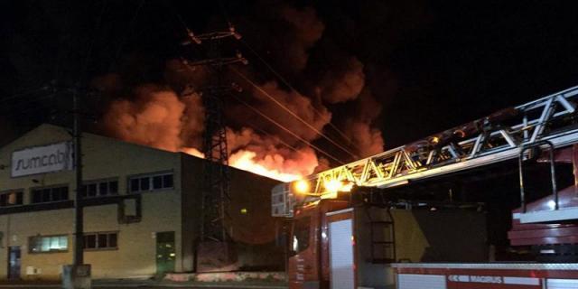 Un gran incendio destruye una nave industrial en Getafe