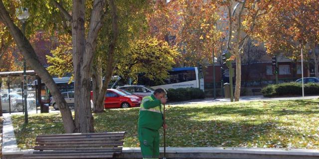 Madrid intensifica la limpieza en el doble de calles y planea contratar 650 barrenderos