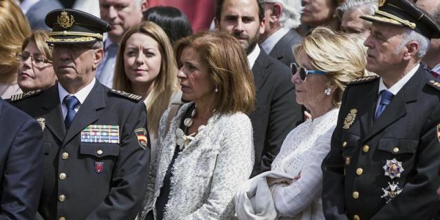 Aguirre y Botella asisten al traslado del Cristo de Mena en Málaga