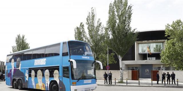 El tramabús de Podemos se avería y llega tarde a la comparecencia de Arturo Fernández