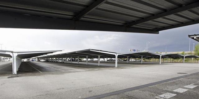 Fallece un motorista a la salida del parking del aeropuerto de Madrid (T-4)