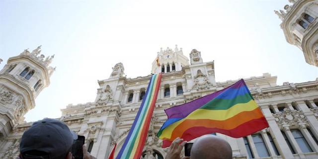 El Ayuntamiento colocará en Cibeles una bandera LGTB gigante con miles de lazos de colores