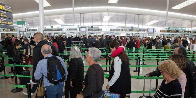 El Gobierno y Aena toman medidas para evitar las colas en los aeropuertos