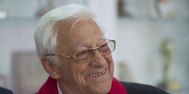 El Padre Ángel pone en marcha el "pelobús" para asear a personas sin recursos