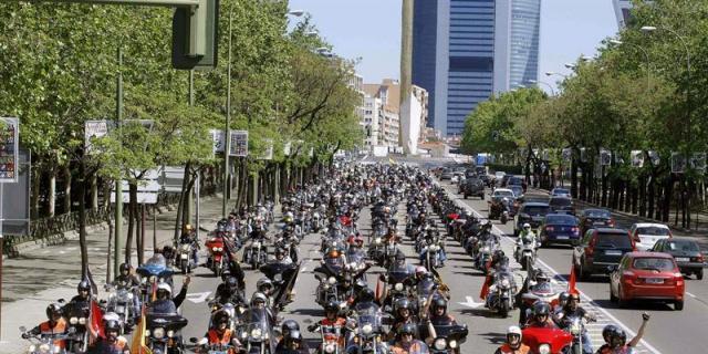 Espectacular desfile de más de 1.500 Harley's por el centro de Madrid
