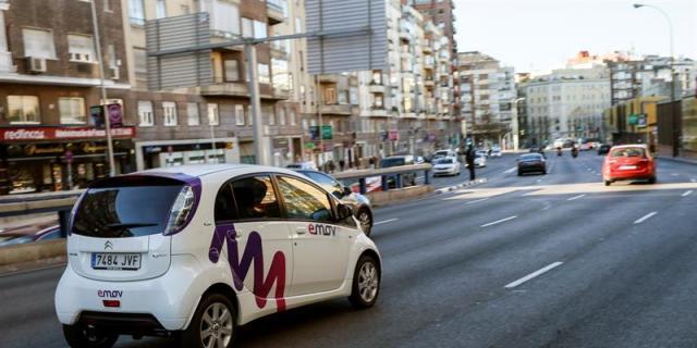 Emov sube precios y amplía la zona de uso de sus coches eléctricos en Madrid