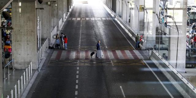 Ningún taxi en Barajas como consecuencia de la huelga contra Uber y Cabify