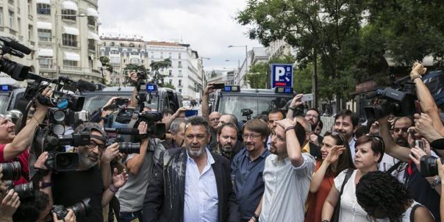 El Presidente de la FPTM recibió un “huevazo” que salpicó a Pablo Iglesias durante las protestas