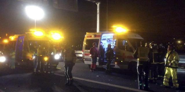 Muere el conductor de un tráiler aplastado por la carga al volcar el vehículo